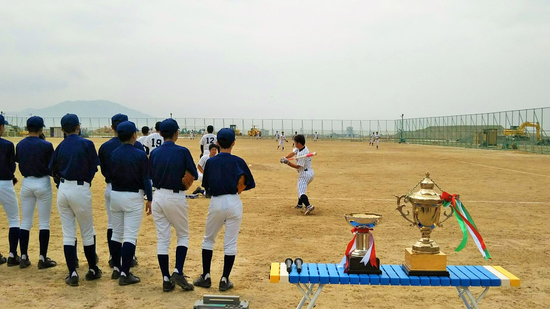 野球部が持参した両大会の優勝杯を横目に練習