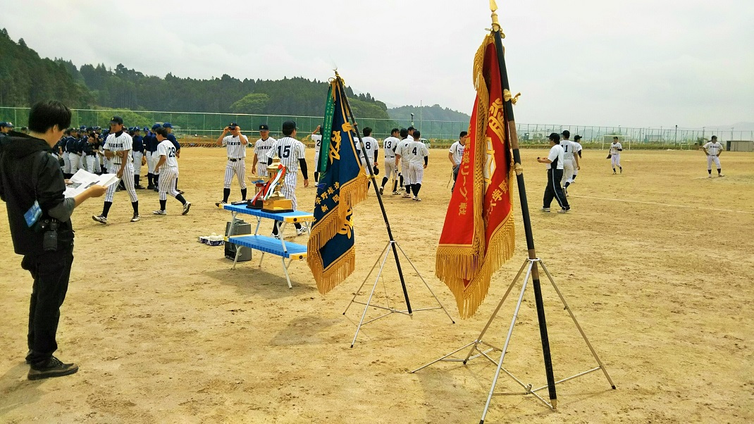 両大会の優勝旗も置かれる